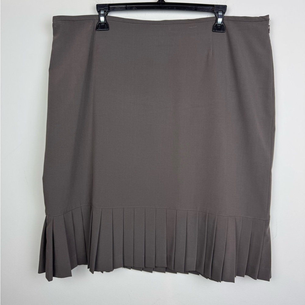 Jones Wear Brown Knee Length Skirt with Pleats and Stretch Size 18